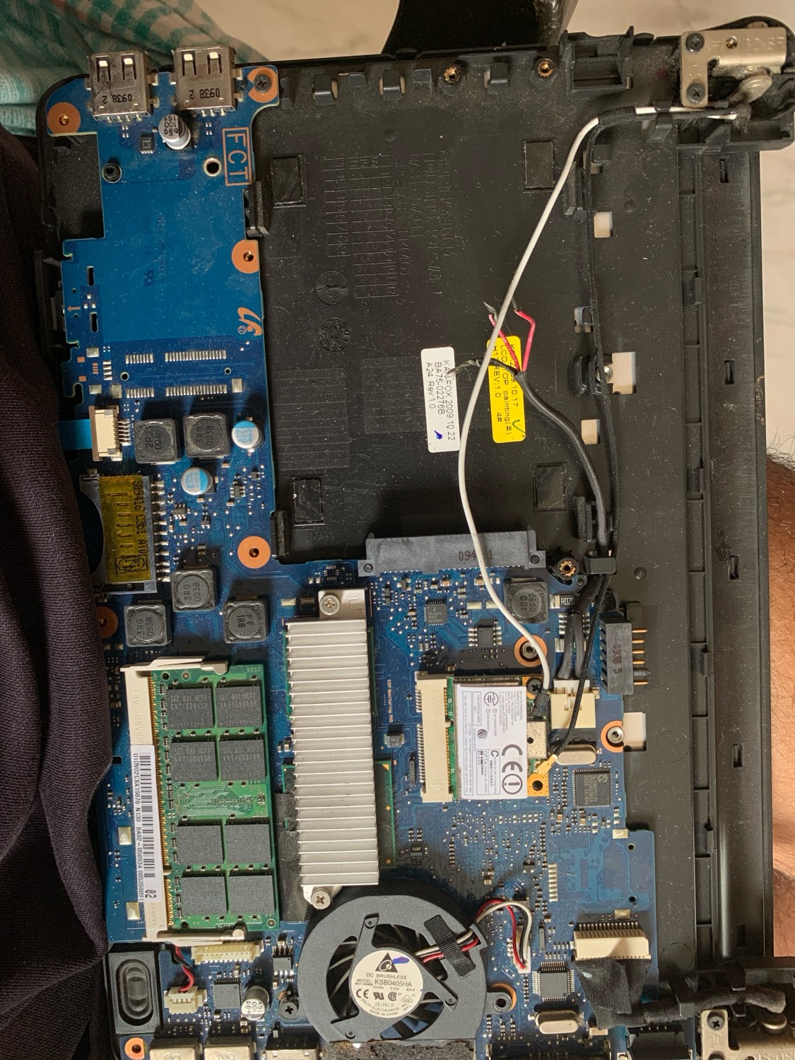 Laptop mainboard, RAM and heatsink laid out